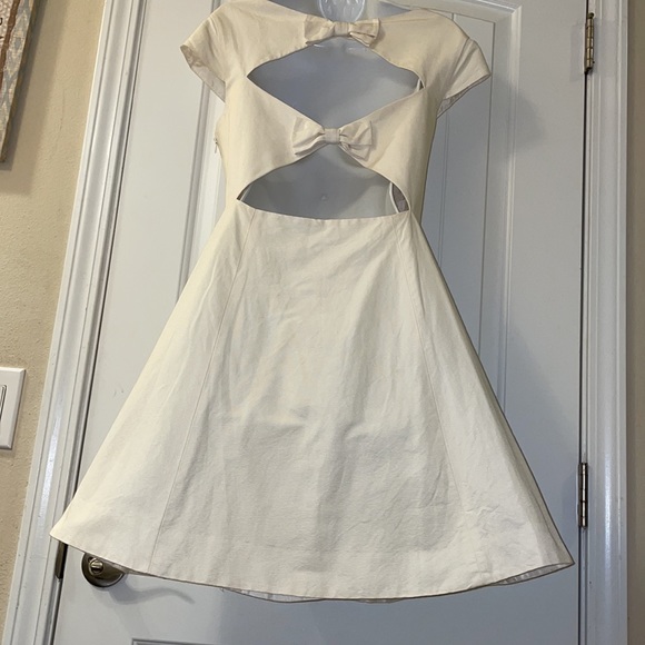 Euc Kate Spade ♠️ New York cream, bow, pleated dress size approx 10-12 - Picture 4 of 7